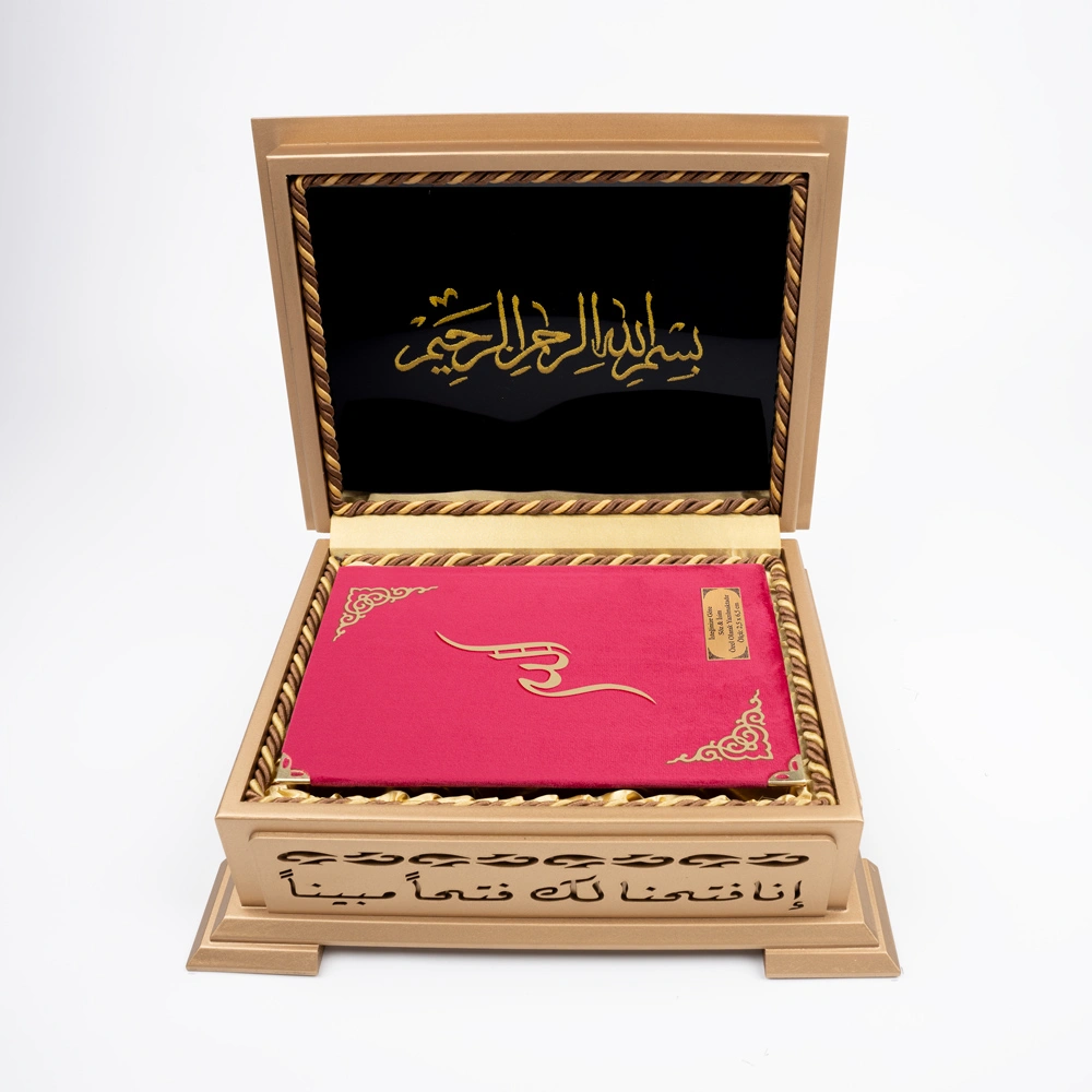Ahşap Kutulu Kadife Kuran-ı Kerim (Hafız Boy, Divan Lafzatullah, Fuşya Pembe) Ahşap Kutulu Kadife Kuran-ı Kerim (Hafız Boy, Divan Lafzatullah, Fuşya Pembe)
