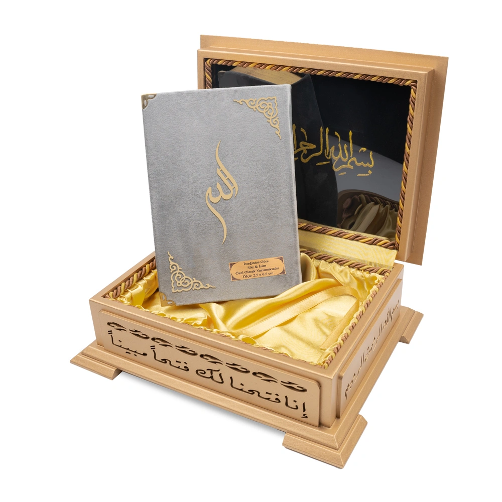 HAYRAT NEŞRİYAT - Ahşap Kutulu Kadife Kuran-ı Kerim (Hafız Boy, Divan Lafzatullah, Gri) HAYRAT NEŞRİYAT - Ahşap Kutulu Kadife Kuran-ı Kerim (Hafız Boy, Divan Lafzatullah, Gri)