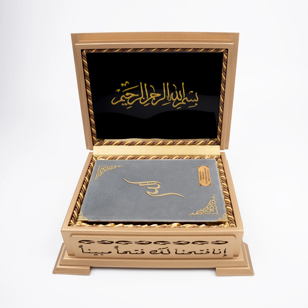 Ahşap Kutulu Kadife Kuran-ı Kerim (Hafız Boy, Divan Lafzatullah, Gri) Ahşap Kutulu Kadife Kuran-ı Kerim (Hafız Boy, Divan Lafzatullah, Gri)