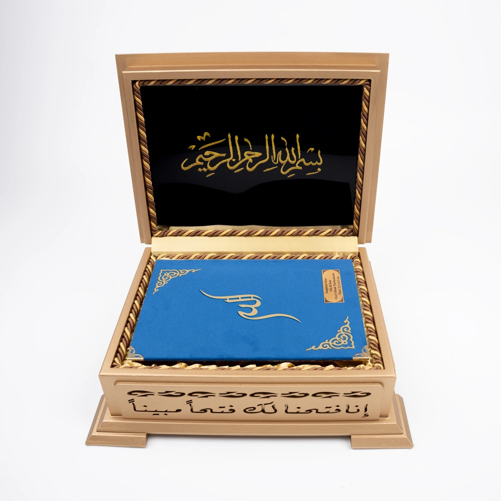 Ahşap Kutulu Kadife Kuran-ı Kerim (Hafız Boy, Divan Lafzatullah, Lacivert) Ahşap Kutulu Kadife Kuran-ı Kerim (Hafız Boy, Divan Lafzatullah, Lacivert)