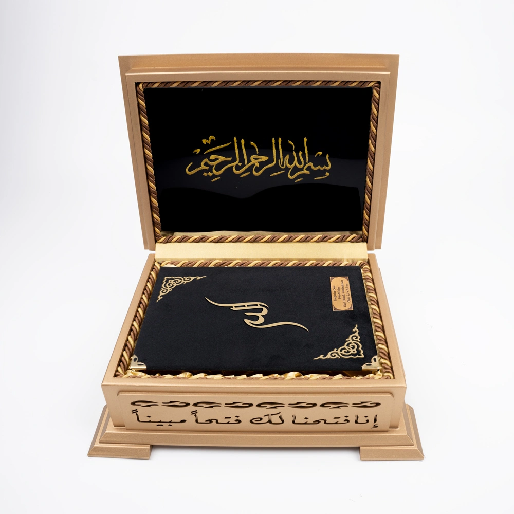 Ahşap Kutulu Kadife Kuran-ı Kerim (Hafız Boy, Divan Lafzatullah, Siyah) Ahşap Kutulu Kadife Kuran-ı Kerim (Hafız Boy, Divan Lafzatullah, Siyah)