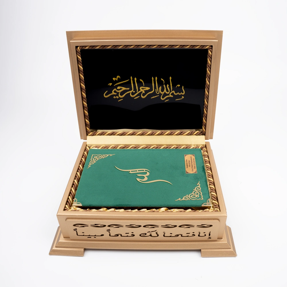 Ahşap Kutulu Kadife Kuran-ı Kerim (Hafız Boy, Divan Lafzatullah, Yeşil) Ahşap Kutulu Kadife Kuran-ı Kerim (Hafız Boy, Divan Lafzatullah, Yeşil)