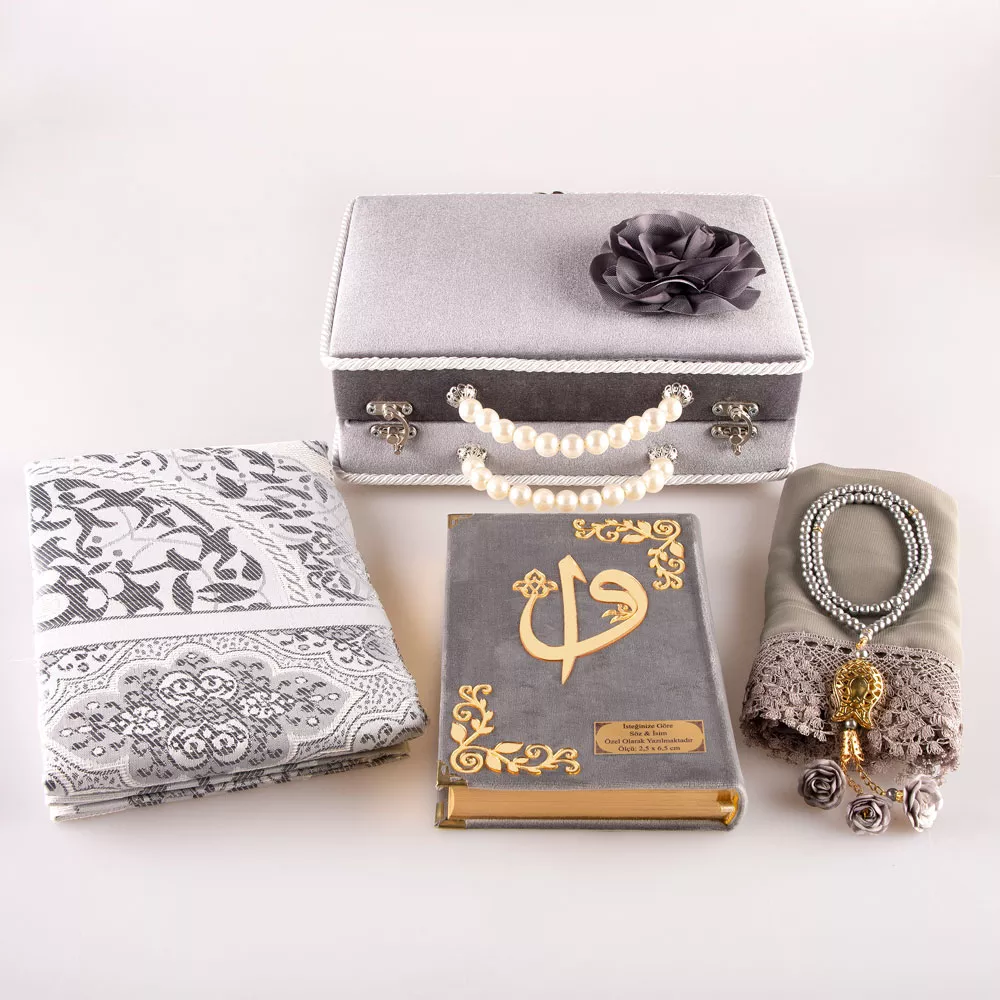 HAYRAT NEŞRİYAT - Boncuklu Kutu Çeyizlik, Şal + Seccade + Tesbih + Kuran Hediye Seti (Hafız B. Kadife, Gri) HAYRAT NEŞRİYAT - Boncuklu Kutu Çeyizlik, Şal + Seccade + Tesbih + Kuran Hediye Seti (Hafız B. Kadife, Gri)