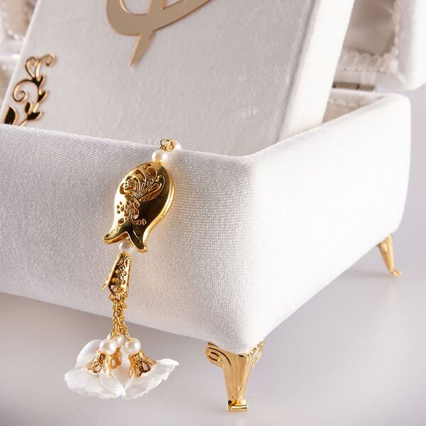 Çizgili Kutu Çeyizlik, Seccade + Tesbih + Kuran Hediye Seti (Çanta Boy, Kadife, Beyaz, Elif-Vav)