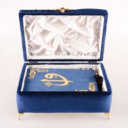 Çizgili Kutu Çeyizlik, Seccade + Tesbih + Kuran Hediye Seti (Orta Boy, Kadife, Lacivert, Elif-Vav) - Thumbnail