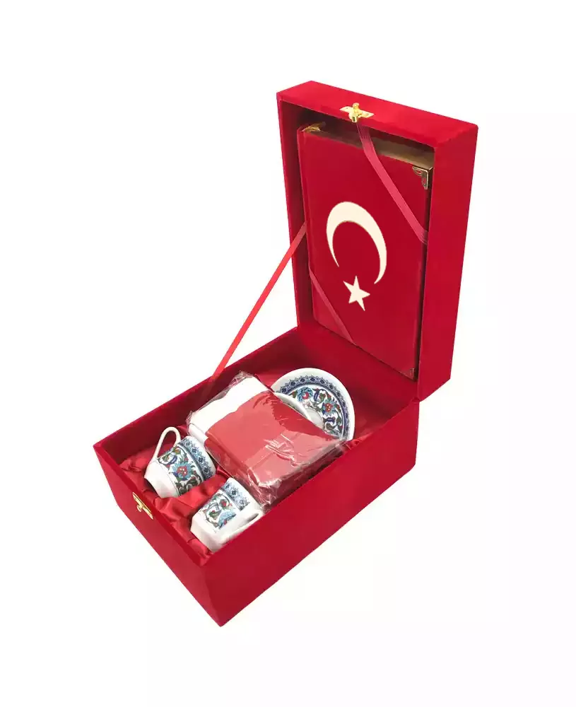 Kur'an + Bayrak + Fincan Hediye Seti (Hafız Boy, Kırmızı, Vav Motifli)