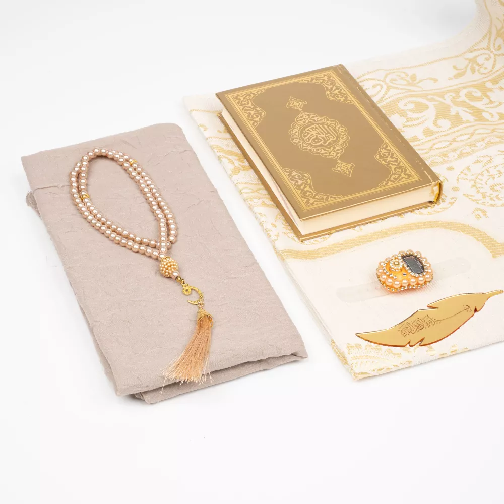 Kuran + Seccade + Eşarp + Tesbih + Zikirmatik + Ayraç Hediye Seti (Çanta Boy, Gold) Kuran + Seccade + Eşarp + Tesbih + Zikirmatik + Ayraç Hediye Seti (Çanta Boy, Gold)