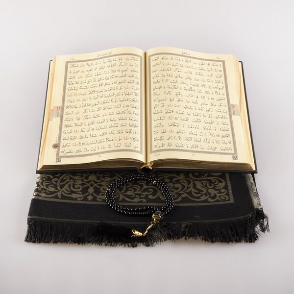 Prayer Mat + Salah Beads + Kuran Gift Set (Medium Size, Black1)