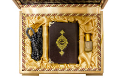 Qur'an With Wooden Box + Salah Beads + Scent (0241 - Pocket Size) - Thumbnail