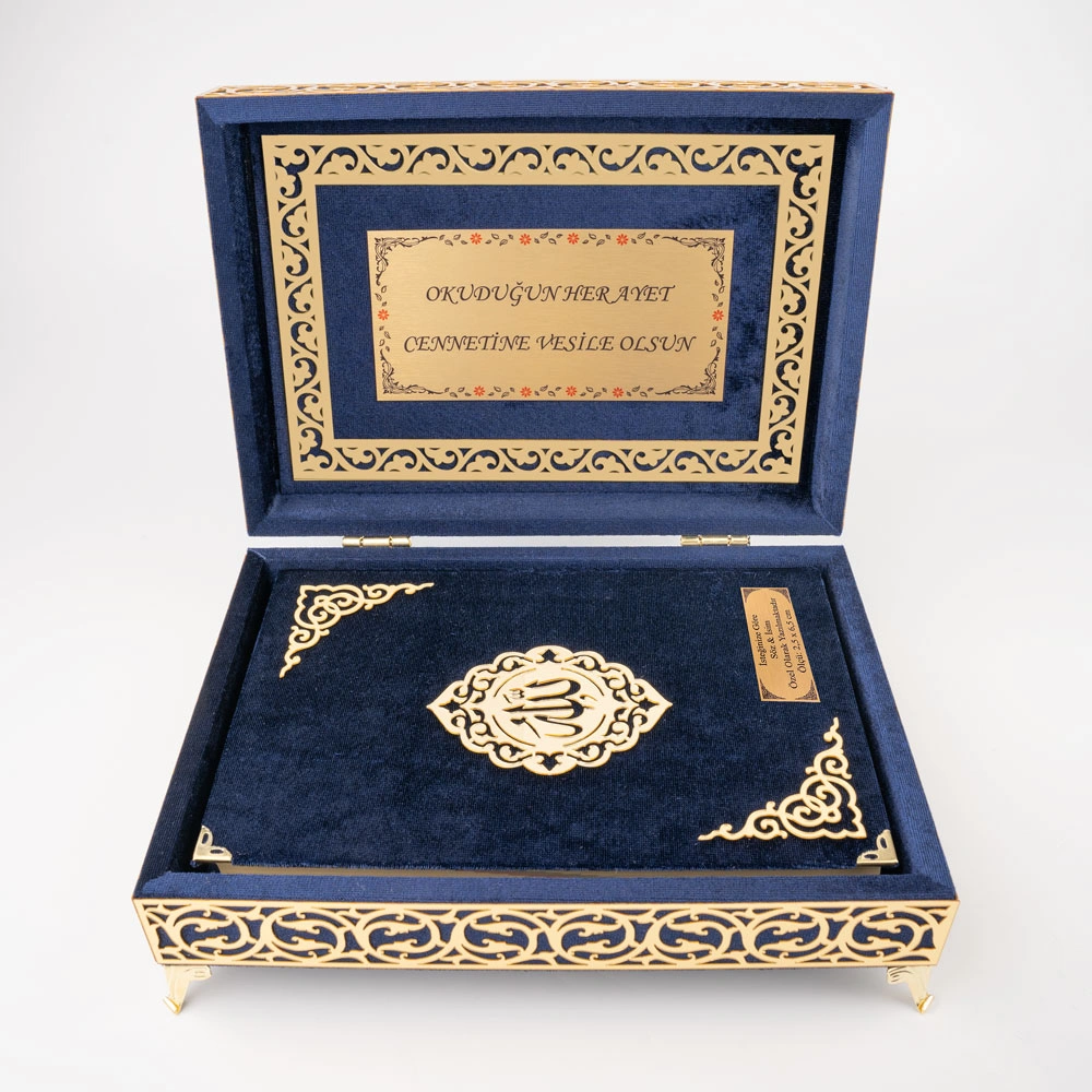 Raşel Kaplama Rahleli Kur'an-ı Kerim (Orta Boy, Lacivert)  Raşel Kaplama Rahleli Kur'an-ı Kerim (Orta Boy, Lacivert)