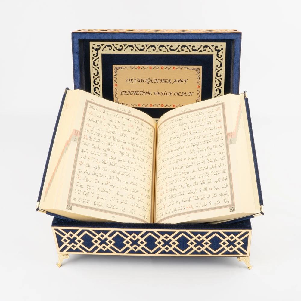 Raşel Kutulu Pleksi Desen Kuran-ı Kerim (Orta Boy, Lacivert) Raşel Kutulu Pleksi Desen Kuran-ı Kerim (Orta Boy, Lacivert)