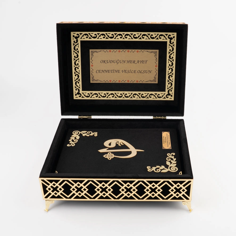 Raşel Kutulu Pleksi Desen Kuran-ı Kerim (Orta Boy, Siyah) Raşel Kutulu Pleksi Desen Kuran-ı Kerim (Orta Boy, Siyah)