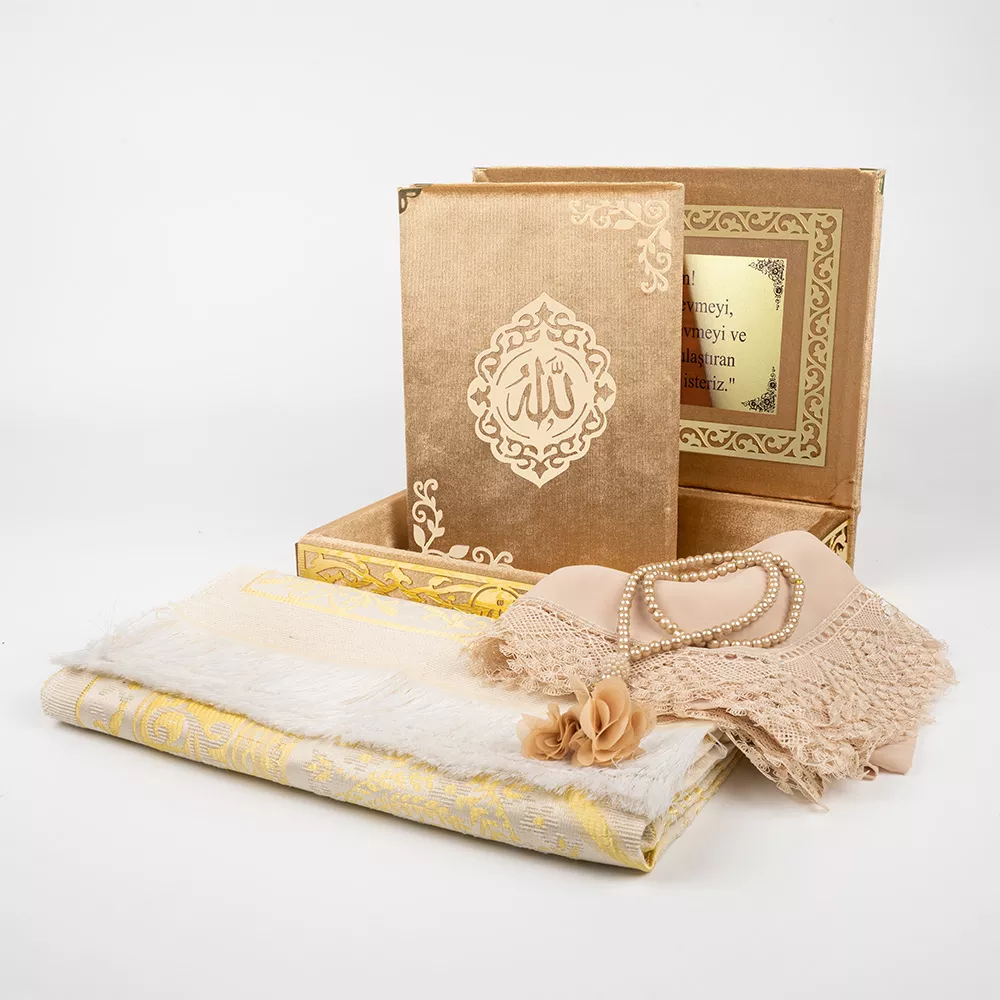 HAYRAT NEŞRİYAT - Şal + Seccade + Tesbih + Kuran Hediye Seti (Orta B. Şems Lafzatullah Gold Pleksi Raşel Kutu, Gold) HAYRAT NEŞRİYAT - Şal + Seccade + Tesbih + Kuran Hediye Seti (Orta B. Şems Lafzatullah Gold Pleksi Raşel Kutu, Gold)