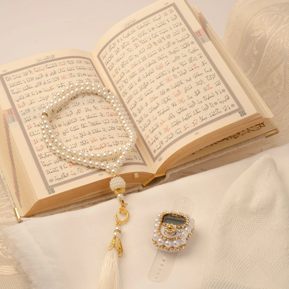 Eşarp + Takke + Seccade + Tesbih + Zikirmatik + Kuran Hediye Seti (Çanta Boy, Krem)