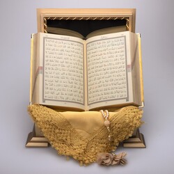 Şal + Tesbih + Kuran Hediye Seti (Hafız Boy, Ahşap Kutulu, Kadife, Gold) - Thumbnail
