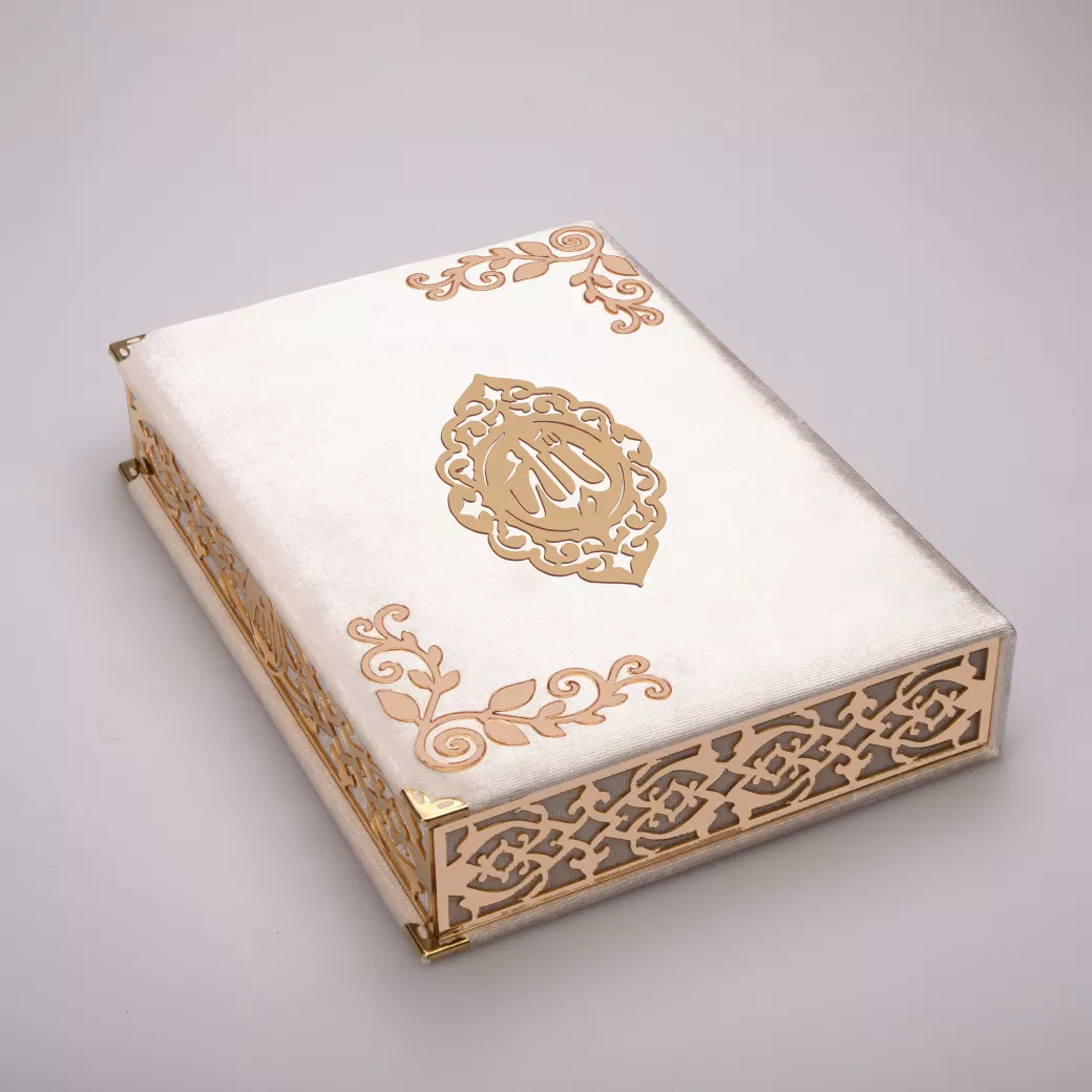 Şal + Tesbih + Kuran Hediye Seti (Orta Boy, ŞemsLafzatullah, Gold Pleksi, Raşel Kutu, Krem)