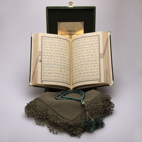 Shawl + Prayer Mat + Quran Gift Set (Bookrest Size, Box, Green)