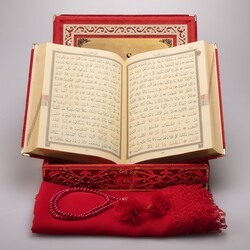 Shawl + Salah Beads + Crescent and Star Quran Gift Set (Medium Size, Red, Gold Plexy) - Thumbnail