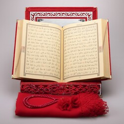 Shawl + Salah Beads + Crescent and Star Quran Gift Set (Medium Size, Red, Silver Plexy) - Thumbnail