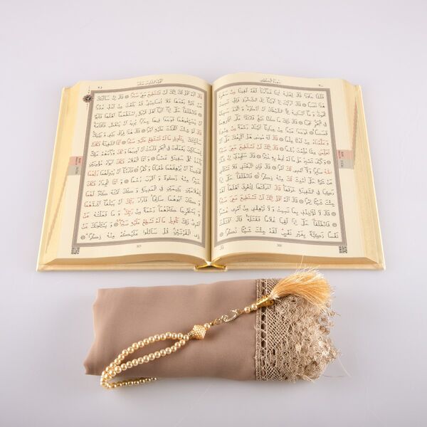 Shawl + Salah Beads + Quran Gift Set (Bag Size, Gold)