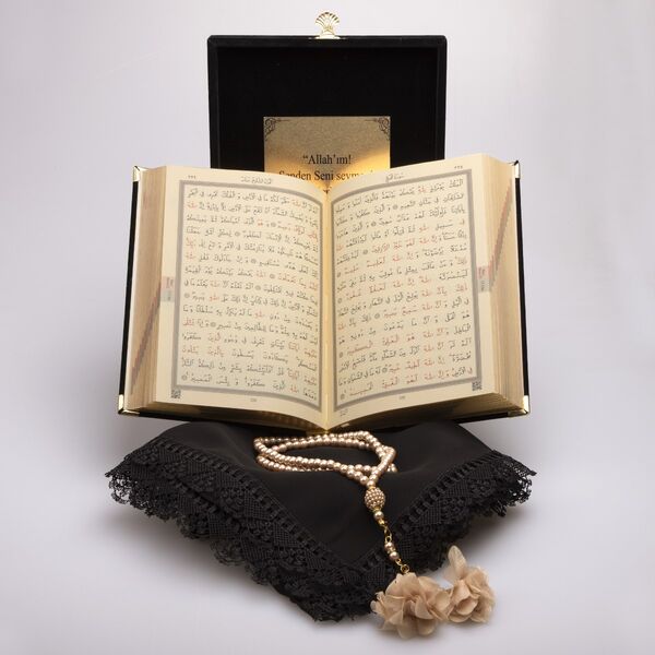 Shawl + Salah Beads + Quran Gift Set (Bookrest Size, Box, Black)