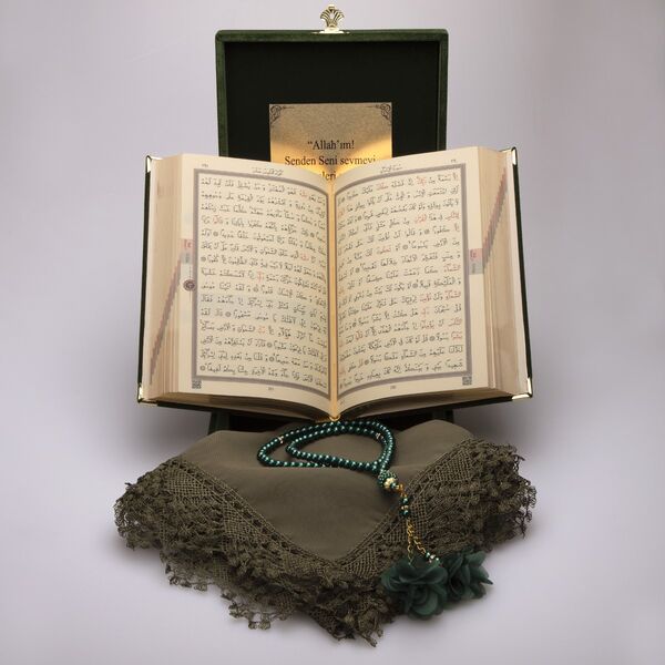 Shawl + Salah Beads + Quran Gift Set (Bookrest Size, Box, Green)