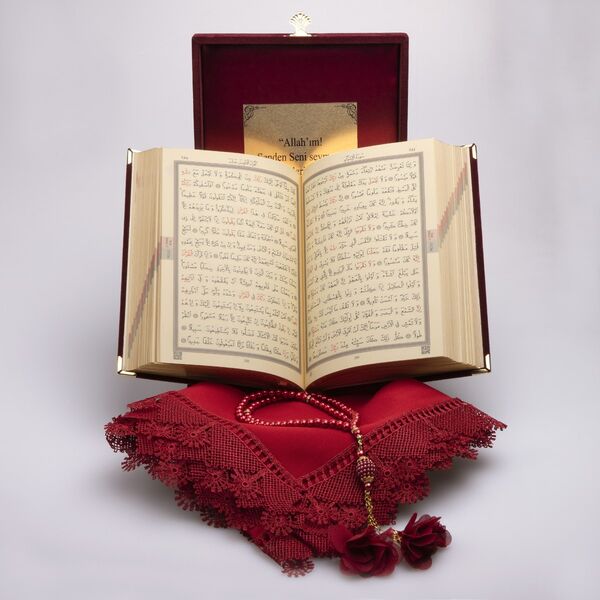 Shawl + Salah Beads + Quran Gift Set (Bookrest Size, Box, Maroon)