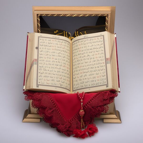 Shawl + Salah Beads + Quran Gift Set (Hafiz Size, Velvet, Maroon)