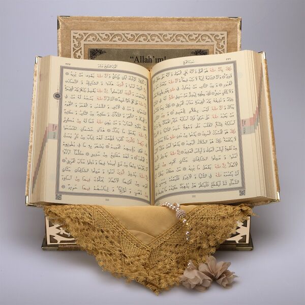 Shawl + Salah Beads + Quran Gift Set (Medium Size, Gold, Gold Plexy)