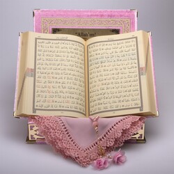 Shawl + Salah Beads + Quran Gift Set (Medium Size, Powder Pink, Gold Plexy) - Thumbnail