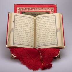 Shawl + Salah Beads + Quran Gift Set (Medium Size, Red, Gold Plexy) - Thumbnail