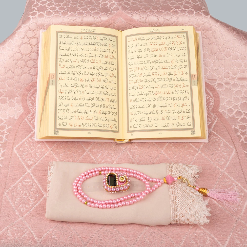 Astarlı Şönil Seccade + Şal + Tesbih + Zikirmatik + Hafız Boy Kuran Hediye Seti (Pembe)